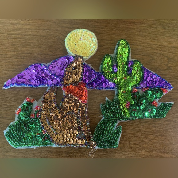Sequin and Bead Wolf / Desert Appliqué, Howling at the Moon - Picture 1 of 4